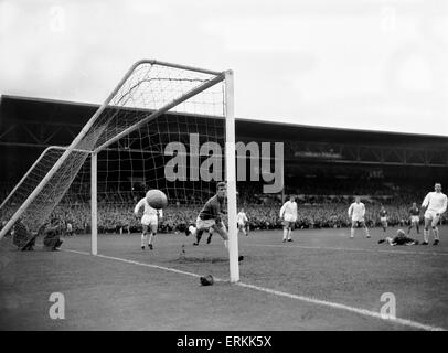 Englische League Division One Match im City Ground. Nottingham Forest 4 V Manchester United 1. Erstes Tor für Wald-Hattrick Helden Chris Crowe als er untergeht, Kopf zu Hause eine Flanke von Kollege Joe Baker vorbei United Torhüter Alex Stepney. 1. Oktober 1966. Stockfoto