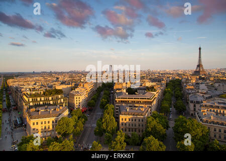 Abend-Sonne über den Eiffelturm und die Gebäude von Paris, Frankreich Stockfoto