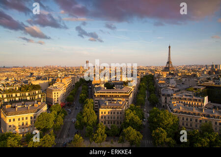 Abend-Sonne über den Eiffelturm und die Gebäude von Paris, Frankreich Stockfoto