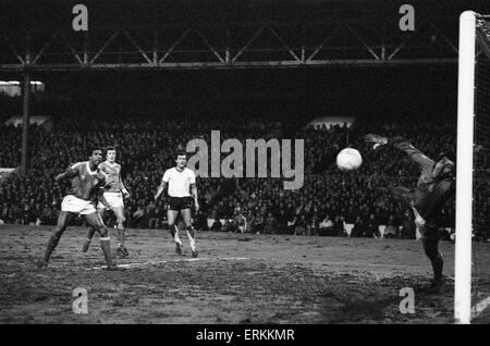 Liga Cup Halbfinale Hinspiel Spiel im City Ground.  Nottingham Forest 1 V Liverpool 0. Viv Anderson blickt auf als diese Bemühungen von Kenny Dalglish Köpfe in Richtung des Ziels aber Peter Shilton stürzt akrobatisch zu seiner linken, es zu machen um die Post.   22. Januar 1980. Stockfoto