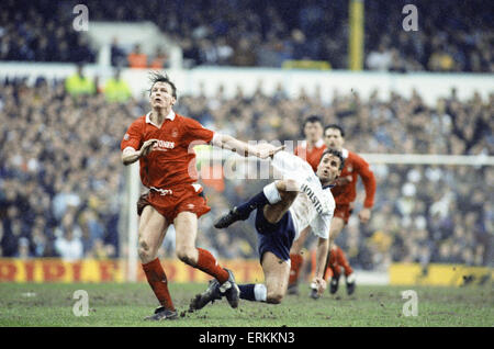 Rumbelows Cup Halbfinale Rückspiel Match an der White Hart Lane. Tottenham Hotspur 1 V Nottingham Forest 2. (Wald Win auf Aggregat). Teddy Sheringham Wald bewegt sich weg von einer in der Regel robuste Herausforderung von Spurs Verteidiger Pat van Den Hauwe. 1. März 1992. Stockfoto