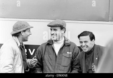 Rennen in Snetterton, 2. April 1963. Rennfahrer, Graham Hill (Mitte) und Jim Clark (rechts). Stockfoto