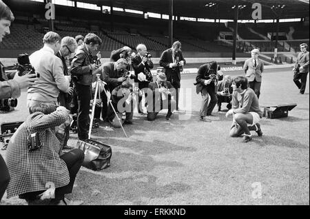 Fototermin im Old Trafford für das siegreiche Team Manchester United, das Benfica in der Europacup-Finale im Wembley-Stadion im Mai besiegt. Fotografen umgeben von George Best. 29. Juli 1968. Stockfoto