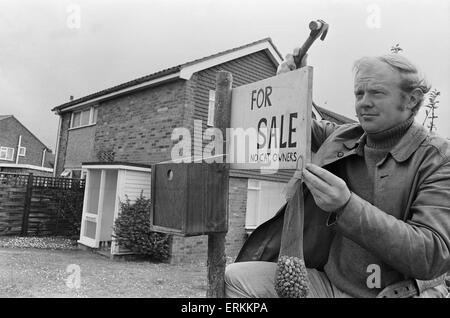 BBC Sport-Reporter und ehemaliger Korrespondent der Daily Mirror Sport Tony Gubba verkaufen seines Hauses in Formby in der Nähe von Southport nicht an einer Katze Eigentümer wegen brütende Vögel im Garten. 9. Mai 1972 Stockfoto