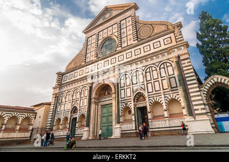 Florenz, Italien - 21. März 2014: Touristen vor der Kirche Santa Maria Novella in Florenz, Italien. Stockfoto