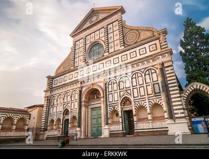 Florenz, Italien - 21. März 2014: Touristen vor der Kirche Santa Maria Novella in Florenz, Italien. Stockfoto