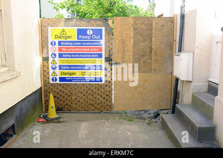 Eine Reihe von Warnzeichen auf Holzbrettern am Eingang zu einer Baustelle in Clifton, Bristol gelegt. Stockfoto