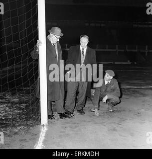 Liverpool Manager Bill Shankly Inspektion Anfield Stellplatz mit Vorsitzender T V Williams und Kopf Platzwart Arthur Riley nach Schiedsrichter, die das kommende FA Cup vierten Runde Replay George McCabe abgeblasen gegen Burnley an der Anfield Road Match, war nur drei Stunden vor Spielbeginn, mit Shankly haben das Spiel versichert worden, auf. Er kritisierte Harry Potts und behauptete den Burnley-Manager "zu sein, es schien klar, dass er nicht möchte das Spiel auf" und fügte hinzu, dass er ärgerte sich Potts Auftritt an der Anfield Road für die Pitch-Kontrolle. 11. Februar 1963. Stockfoto