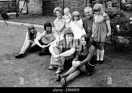 Ehemalige Liverpools Trainer Bill Shankly abgebildet zu Hause mit der Familie nach seiner Pensionierung Ankündigung am Vortag entspannen. 13. Juli 1974. Stockfoto