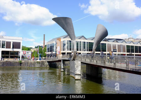 Die Eilis O'Connell entworfen Peros Brücke Klappbrücke St Augustine Reach in Bristol Hafen überqueren. Stockfoto