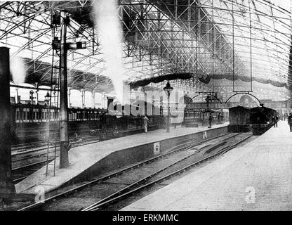 Züge an den Bahnsteigen in Birmingham New Street Station, um 1890 Stockfoto