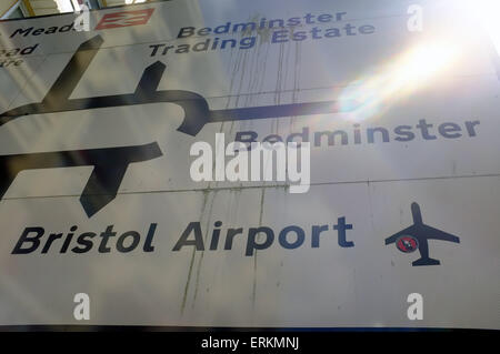 Ein Straßenschild in Bristol, die regelt den Verkehr in Richtung Bedminster und Flughafen Bristol Temple Meads Bahnhof. Stockfoto