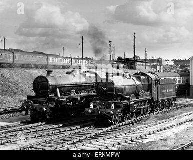 Great Western Railway Castle Klasse Dampf Dampflok Lok 7029 Clun Castle im Bild mit London Midland and Scottish Railway Jubilee Klasse namens 5593 Kolhapur bei Tyseley Rail Works, bevor gefilmt für eine BBC-Verfilmung von Railway Children, 1968. Stockfoto