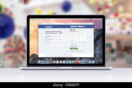 Varna, Bulgarien - 3. November 2013: Direkt Frontansicht des Apple MacBook Pro 15 Netzhaut mit einer geöffneten Registerkarte in Safari die F zeigt Stockfoto