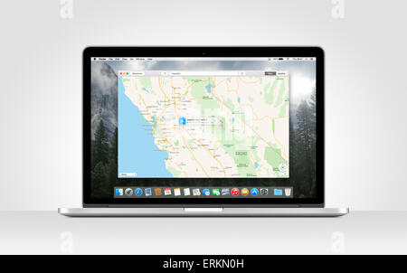 Direkt Vorderansicht des Apple MacBook Pro Retina mit offenen Karten-app auf grauem Hintergrund. Varna, Bulgarien - 3. November 2013. Stockfoto