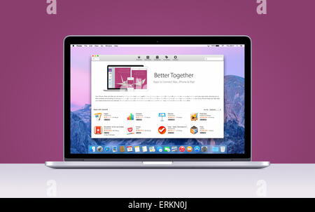 Direkt Frontansicht des Apple MacBook Pro Retina mit einem geöffneten App-Store auf lila Hintergrund. Varna, Bulgarien - 3. November 2013 Stockfoto