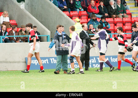 Forthbank Stadion, 26. September 1995. Gavin Hastings macht seinen letzten großen Auftritt. Er wird nach der WM als internationale beenden, führt die Barbaren gegen Stirling County. Das Spiel im Forthbank Stadium kennzeichnet Grafschaft Aufstieg von sieben Division zur nationalen Champions. Prinzessin Anne, die SRU-Gönner, wird ihr Sohn Peter Phillips spielen für ein Gordonstoun School XV gegen Grafschaft unter 18-jährigen bei 2,15 in einem Europapokalsaison beobachten. Stockfoto