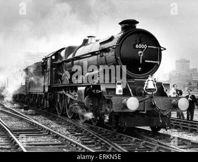 Great Western Railway (GWR) 6000 Klasse König George V Dampflok zieht Dampf-Fans zum Tag der offenen Tür am Tyseley Depot, Oktober 1971. Stockfoto