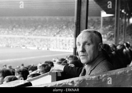 Liverpools Trainer Bill Shankly beobachten sein Team in Aktion von der Tribüne, April 1974. Stockfoto