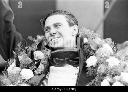 Jim Clark, britischer Formel1-Rennfahrer für Lotus-Climax abgebildet feiern nach siegreichen britischen Grand Prix in Brands Hatch, 10. Juli 1964. Stockfoto