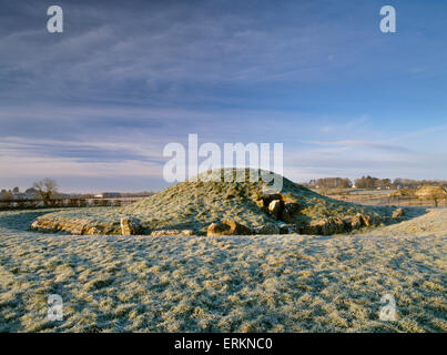 Eingang, Beibehaltung Kerb & teilweise rekonstruierten runden Grabhügel von Bryn Celli Ddu Jungsteinzeit Ganggrab, Anglesey, auf eine frühere Henge gebaut. Stockfoto