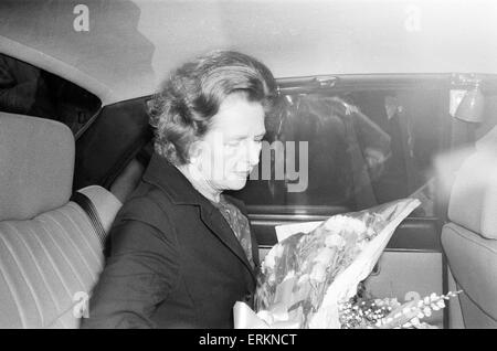 Margaret Thatcher Premierminister, im Bild verlassen Mittagessen im Imperial Hotel, London, Mittwoch, 13. Januar 1982. Betrübt. Ihr Sohn hat Mark Thatcher offiziell 24 Stunden in der Wüste Sahara gefehlt wo er in einem Automobil-Rallye im Wettbewerb war. Stockfoto