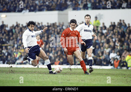 Rumbelows Cup Halbfinale Rückspiel Match an der White Hart Lane. Tottenham Hotspur 1 V Nottingham Forest 2. (Wald Win auf Aggregat). Nigel Clough Wald bricht zwischen zwei Spurs Verteidiger Mauricio Taricco (links) und David Howells.   1. März 1992. Stockfoto