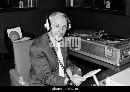 Ehemalige Liverpool Manager Bill Shankly bei einem Radiosender in Liverpool abgebildet. 6. November 1975. Stockfoto