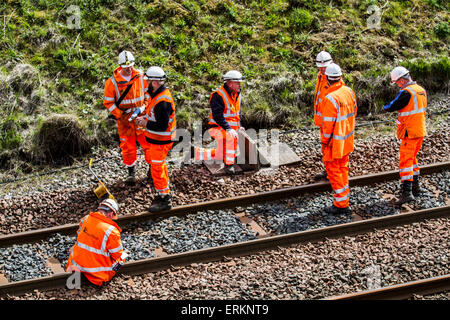 Mehrere Network Rail Engineers & Railway Engineers auf Settle Carlisle Line, Health and Safety for Men at Work in Tebay Cumbria, die an der Instandhaltung der Schienen arbeiten. Inspektoren, Sicherheitstechniker, Mitarbeiter, Bahnarbeiter, Arbeiter, Erneuerung von Eisenbahnstrecken und Infrastrukturvermessungsinspektoren, die die Transportgleise auf dem Gipfel des AIS Gill überprüfen und vermessen. Der Gipfel der Eisenbahn mit 1.169 ft (356 m) liegt nördlich von Garsdale und ist die höchste Hauptstrecke Englands und befördern schwer beladene Güterzüge auf der Hauptstrecke. Stockfoto