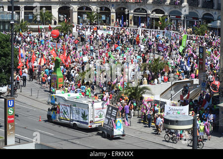 München, Deutschland. 4. Juni 2015. Demonstranten auf einer Demonstration gegen den G7-Gipfel in München, Deutschland, 4. Juni 2015. Die Demonstration von G7-Kritikern statt mit dem Titel "Stop TTIP retten das Klima, Armut zu bekämpfen. Bildnachweis: Dpa picture Alliance/Alamy Live News Stockfoto