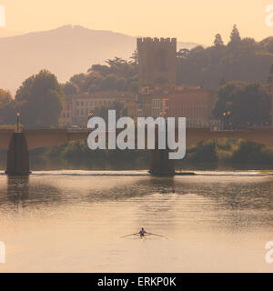 Morgenlicht über den Arno in Florenz, Italien. Stockfoto