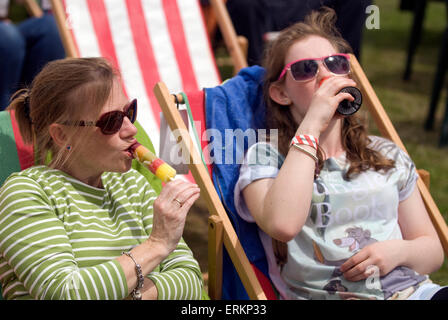 Mutter & Tochter relaxen in Liegestühlen mit Erfrischungen auf der Milland Essen, trinken & Musik Festival 2015, Milland, Liphook, H Stockfoto