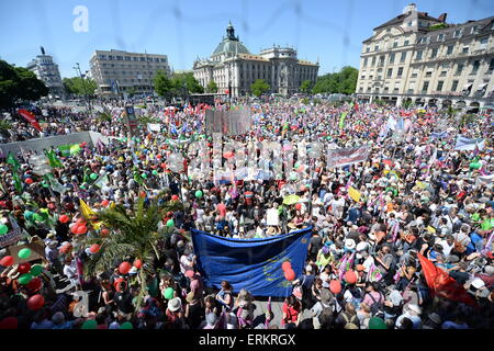 München, Deutschland. 4. Juni 2015. Demonstranten auf einer Demonstration gegen den G7-Gipfel auf dem Karlsplatz-Platz in München, Deutschland, 4. Juni 2015. Die Demonstration von G7-Kritikern statt mit dem Titel "Stop TTIP retten das Klima, Armut zu bekämpfen. Bildnachweis: Dpa picture Alliance/Alamy Live News Stockfoto