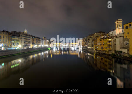 Florenz, Italien - 21. März 2014: Langzeitbelichtung bei Nacht des Flusses Arno, Ponte Vecchio und die Skyline der Stadt in Florenz, Italien. Stockfoto