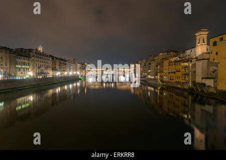 Florenz, Italien - 21. März 2014: Langzeitbelichtung bei Nacht des Flusses Arno, Ponte Vecchio und die Skyline der Stadt in Florenz, Italien. Stockfoto