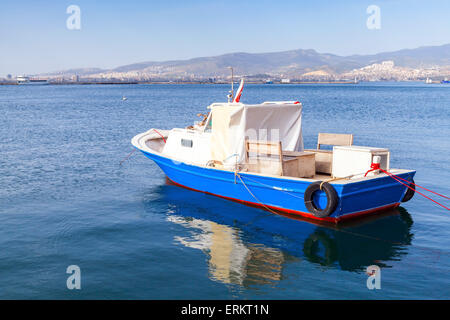 Alte hölzerne Vergnügen Schiff vor Anker in der Bucht von Izmir, Türkei Stockfoto