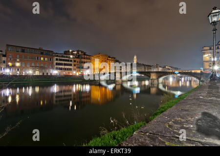 Florenz, Italien - 21. März 2014: Langzeitbelichtung bei Nacht des Flusses Arno, Ponte Vecchio und die Skyline der Stadt in Florenz, Italien. Stockfoto