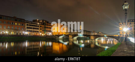 Florenz, Italien - 21. März 2014: Langzeitbelichtung bei Nacht des Flusses Arno, Ponte Vecchio und die Skyline der Stadt in Florenz, Italien. Stockfoto