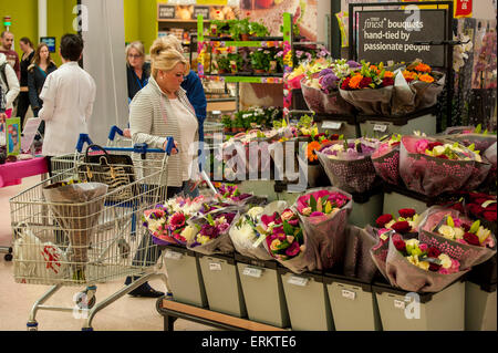 Tesco extra Floristen @ Serpentine Green Shopping Centre, Peterborough PE7 8BE. Die Website ist im Besitz von British Land PLC Stockfoto