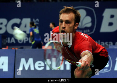 Jakarta, DKI Jakarta, Indonesien. 4. Juni 2015. JAKARTA, Indonesien - Juni 04: Deutschlands Marc Zwibler kehrt ein Schuss Indonesien Tommy Sugiarto während Männer single bei der 2015 Indonesien Open Superseries Premier Badminton-Turnier in Jakarta am 4. Juni 2015. © Sijori Bilder/ZUMA Draht/Alamy Live-Nachrichten Stockfoto