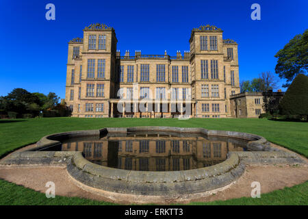 Hardwick Hall, in der Nähe von Chesterfield, spiegelt sich im Teich unter einem strahlend blauen Himmel, Derbyshire, England, Vereinigtes Königreich, Europa Stockfoto