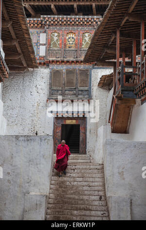 Tibetischer Mönch kommt aus Punakha Dzong, das zweite älteste und majestätischsten Dzong in Bhutan, Asien Stockfoto