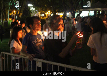 Zehntausende von Menschen in Hongkong haben in Hong Kong Victoria Park, der 26. Jahrestag des Tiananmen-Massakers versammelt. Die Vigil ist am 4. Juni, eine jährliche Veranstaltung. © Robert SC Kemp/Alamy Live-Nachrichten Stockfoto