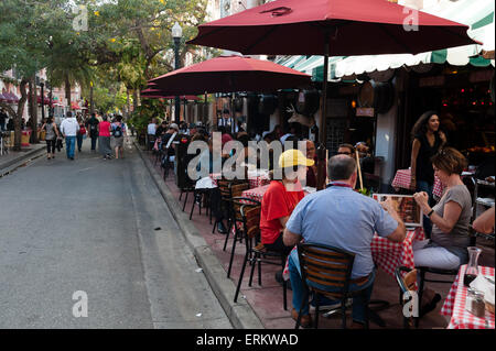 Straßencafé in Espanola Way, South Beach, Miami Beach, Florida, Vereinigte Staaten von Amerika, Nordamerika Stockfoto