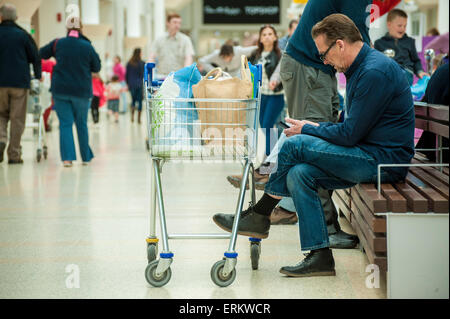 Shopper Hauptdurchgangsstraße Serpentine Green Shopping Centre, Peterborough PE7 8BE. Die Website ist Eigentum von British Land PLC. Stockfoto