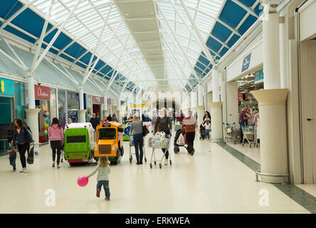 GV Shopper Serpentin grün Einkaufszentrum Peterborough PE7 8BE UK retail Stockfoto