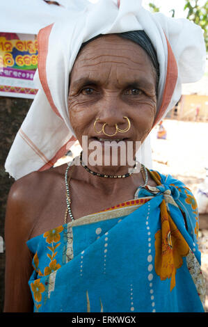 Mali Tribeswoman mit gold Nasenringe in Mali Stammes-Wochenmarkt, Guneipada, Koraput Bezirk, Orissa (Odisha), Indien, Asien Stockfoto
