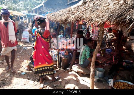 Strohgedeckten Stände in belebten Mali Stammes-Wochenmarkt, Guneipada, Koraput Bezirk, Orissa (Odisha), Indien, Asien Stockfoto