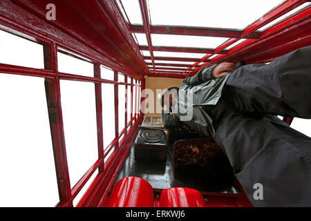 Mann in rote Telefonzelle. Stockfoto