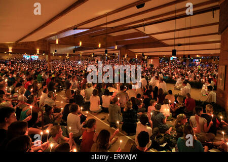 Taizé Gemeinschaft, Kirche der Versöhnung, Samstag Abend Gebete, Taizé, Saone-et-Loire, Burgund, Frankreich, Europa Stockfoto
